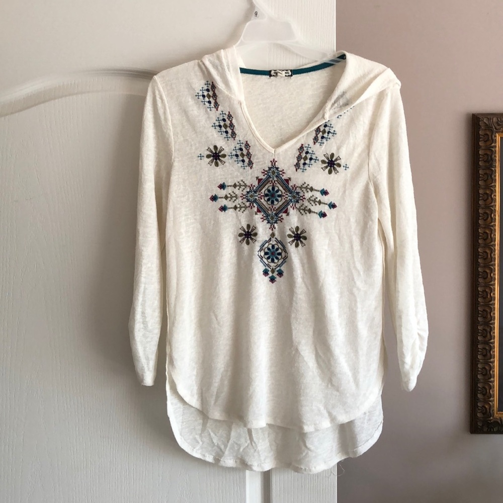White sweater-like blouse